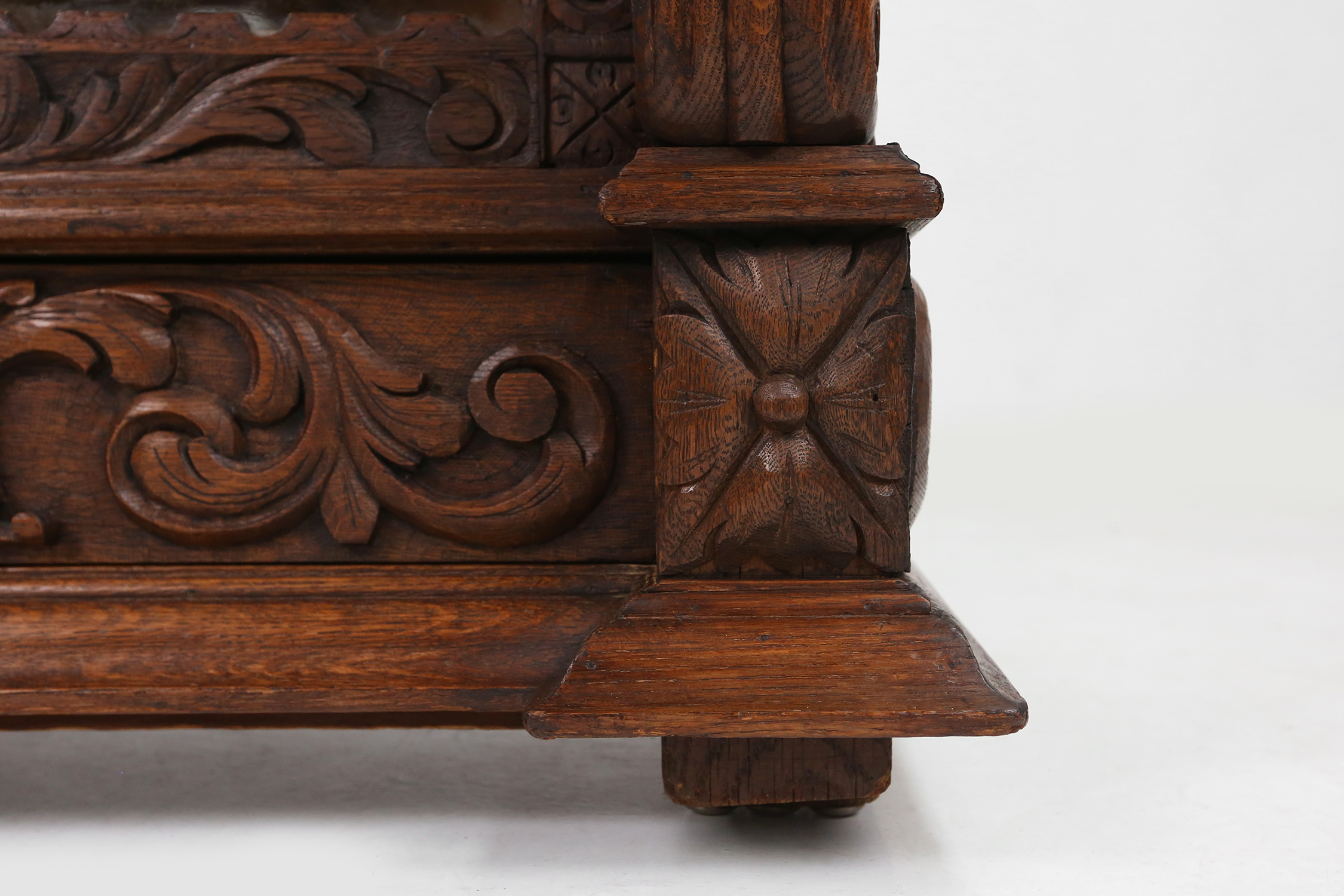 Richly decorated barok style display case in oak, Belgium 20th centurythumbnail